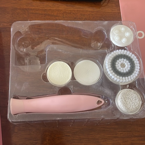 Cora 7  face and body brush with multiple attachments brand new never used - Picture 4 of 12